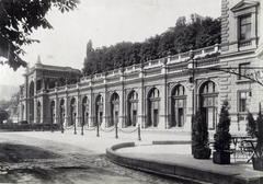 Magyarország, Budapest I., Várkert Bazár (Ybl Miklós, 1883.). A kép jobb szélén a Széchenyi (később Fiume) Szálló sarka látszik. A felvétel 1890 körül készült. A kép forrását kérjük így adja meg: Fortepan / Budapest Főváros Levéltára. Levéltári jelzet: HU.BFL.XV.19.d.1.08.090, 1900, Budapest Főváros Levéltára / Klösz György fényképei, Klösz György, Ybl Miklós-terv, Budapest, Várkert Kioszk, Fortepan #82615