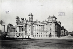 Magyarország, Budapest V., Kossuth Lajos (Országház) tér, Igazságügyi Palota (ekkor Magyar Királyi Kúria és Ítélőtábla). Jobbra az Alkotmány utca. A felvétel 1898 körül készült. A kép forrását kérjük így adja meg: Fortepan / Budapest Főváros Levéltára. Levéltári jelzet: HU.BFL.XV.19.d.1.08.091, 1900, Budapest Főváros Levéltára / Klösz György fényképei, Klösz György, Hauszmann Alajos-terv, eklektikus építészet, Budapest, palota, kúria, kémény, Fortepan #82616