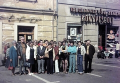 Magyarország, Pécs, Jókai tér., 1973, Fortepan, színes, cégtábla, csoportkép, neon felirat, Fortepan #8262