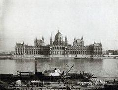 Magyarország, Budapest V.,Budapest II., Parlament a Bem (Margit) rakpartról nézve. A előtérben az Esztergom lapátkerekes gőzhajó. A felvétel 1900 körül készült. A kép forrását kérjük így adja meg: Fortepan / Budapest Főváros Levéltára. Levéltári jelzet: HU.BFL.XV.19.d.1.08.106, 1900, Budapest Főváros Levéltára / Klösz György fényképei, Klösz György, hajó, Steindl Imre-terv, gőzhajó, országház, neogótika, lapátkerekes hajó, eklektikus építészet, Budapest, Ebersdorf/Esztergom/Concordia hajó, Fortepan #82631