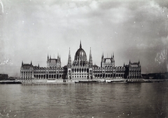 Magyarország, Budapest V., Parlament a Bem (Margit) rakpartról nézve. A felvétel 1896 körül készült. A kép forrását kérjük így adja meg: Fortepan / Budapest Főváros Levéltára. Levéltári jelzet: HU.BFL.XV.19.d.1.08.109, 1900, Budapest Főváros Levéltára / Klösz György fényképei, Klösz György, Steindl Imre-terv, országház, neogótika, eklektikus építészet, Budapest, Fortepan #82634