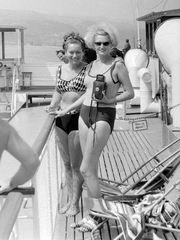 Romania, Kazán-szoros, SZOT Budapest üdülőhajó., 1969, Fortepan, ship, bathing suit, women, shades, camera, deck chair, double portrait, SZOT Budapest ship, Fortepan #8264