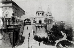 Hungary, Halászbástya, Budapest I., Schulek lépcső, balra fent az egykori jezsuita kollégium, ma a Hilton szálló van a helyén. A felvétel 1906 után készült. A kép forrását kérjük így adja meg: Fortepan / Budapest Főváros Levéltára. Levéltári jelzet: HU.BFL.XV.19.d.1.08.124, 1907, Budapest Főváros Levéltára / Klösz György fényképei, Klösz György, Frigyes Schulek-design, Budapest, Fortepan #82649