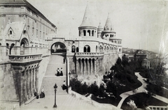 Hungary, Halászbástya, Budapest I., Schulek lépcső, balra fent az egykori jezsuita kollégium, ma a Hilton szálló van a helyén. A felvétel 1906 után készült. A kép forrását kérjük így adja meg: Fortepan / Budapest Főváros Levéltára. Levéltári jelzet: HU.BFL.XV.19.d.1.08.125, 1907, Budapest Főváros Levéltára / Klösz György fényképei, Klösz György, Frigyes Schulek-design, Budapest, Fortepan #82650