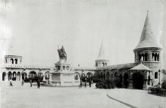 Hungary, Budapest I., Szentháromság tér, Szent István szobra (Stróbl Alajos, 1906.) a Halászbástyánál. A kép forrását kérjük így adja meg: Fortepan / Budapest Főváros Levéltára. Levéltári jelzet: HU.BFL.XV.19.d.1.08.128, 1906, Budapest Főváros Levéltára / Klösz György fényképei, Klösz György, horse sculpture, Saint Stephen I-portrayal, Budapest, Fortepan #82653