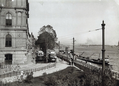 Magyarország, Budapest I., Bem (Margit) rakpart a Széchenyi Lánchíd budai hídfőjétől a Margit híd felé nézve. Balra a Lánchíd Palota, a Lánchíd Társulat Ybl Miklós tervezte székháza. A kép forrását kérjük így adja meg: Fortepan / Budapest Főváros Levéltára. Levéltári jelzet: HU.BFL.XV.19.d.1.08.139, 1908, Budapest Főváros Levéltára / Klösz György fényképei, Klösz György, hajó, uszály, villamos, gőzhajó, Duna, lapátkerekes hajó, Budapest, Fortepan #82664