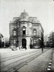 Hungary, Budapest VIII., a Reviczky utca és a Baross utca találkozása, Wenckheim-palota (később a Fővárosi Szabó Ervin Könyvtár központi épülete). A kép forrását kérjük így adja meg: Fortepan / Budapest Főváros Levéltára. Levéltári jelzet: HU.BFL.XV.19.d.1.08.143, 1910, Budapest Főváros Levéltára / Klösz György fényképei, Klösz György, Renaissance Revival, palace, rails, Budapest, Neo-Baroque-style, Arthur Meinig-design, Fortepan #82668