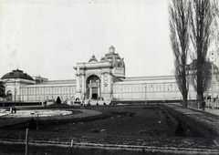 Magyarország, Városliget, Budapest XIV., az Iparcsarnok épülete (eredetileg az 1885-ös Országos Általános Kiállítás csarnoka) az előtte lévő parkkal. A felvétel 1890 után készült. A kép forrását kérjük így adja meg: Fortepan / Budapest Főváros Levéltára. Levéltári jelzet: HU.BFL.XV, 1900, Budapest Főváros Levéltára / Klösz György fényképei, Klösz György, Budapest, Ezredéves Országos Kiállítás, Christian Ulrich-terv, Fortepan #82674