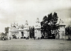 Magyarország, Városliget, Budapest XIV., "Millenniumi kiállítás főbejárata. A felvétel 1896-ban készült." A kép forrását kérjük így adja meg: Fortepan / Budapest Főváros Levéltára. Levéltári jelzet: HU.BFL.XV.19.d.1.09.001, 1900, Budapest Főváros Levéltára / Klösz György fényképei, Klösz György, Budapest, Ezredéves Országos Kiállítás, Fortepan #82675