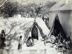 Magyarország, Városliget, Budapest XIV., "Millenniumi kiállítás: Vándorcigányok sátra a Millenniumi kiállításon. A felvétel 1896-ban készült." A kép forrását kérjük így adja meg: Fortepan / Budapest Főváros Levéltára. Levéltári jelzet: HU.BFL.XV.19.d.1.09.024, 1900, Budapest Főváros Levéltára / Klösz György fényképei, Klösz György, sátor, cigányság, Budapest, Ezredéves Országos Kiállítás, Fortepan #82698