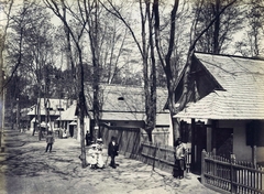 Magyarország, Városliget, Budapest XIV., "Millenniumi kiállítás: Falu a Millenniumi kiállításon. A felvétel 1896-ban készült." A kép forrását kérjük így adja meg: Fortepan / Budapest Főváros Levéltára. Levéltári jelzet: HU.BFL.XV.19.d.1.09.029, 1900, Budapest Főváros Levéltára / Klösz György fényképei, Klösz György, falu, Budapest, Ezredéves Országos Kiállítás, népi építészet, parasztház, zsindely, Fortepan #82703