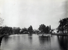 Magyarország, Városliget, Budapest XIV., "Millenniumi kiállítás: A Városligeti tó részlete léggömbbel. A felvétel 1896-ban készült." A kép forrását kérjük így adja meg: Fortepan / Budapest Főváros Levéltára. Levéltári jelzet: HU.BFL.XV.19.d.1.09.036, 1900, Budapest Főváros Levéltára / Klösz György fényképei, Klösz György, tó, csónak, hőlégballon, Budapest, Ezredéves Országos Kiállítás, Fortepan #82710