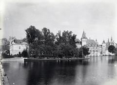 Magyarország, Városliget, Budapest XIV., Városligeti-tó és a millenniumi kiállításra épített Történelmi Főcsoport épületei, jobbra a Vajdahunyad vára. A felvétel 1896-ban készült. A kép forrását kérjük így adja meg: Fortepan / Budapest Főváros Levéltára. Levéltári jelzet: 
HU.BFL.XV.19.d.1.09.039, 1900, Budapest Főváros Levéltára / Klösz György fényképei, Klösz György, kastély, tó, Alpár Ignác-terv, eklektikus építészet, Budapest, Ezredéves Országos Kiállítás, Fortepan #82713