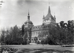 Magyarország, Városliget, Budapest XIV., a millenniumi kiállításra épített Történelmi Főcsoport reneszánsz épülete, középen a Német torony, jobbra a Katalin bástyatorony. A felvétel 1896-ban készült. A kép forrását kérjük így adja meg: Fortepan / Budapest Főváros Levéltára. Levéltári jelzet: HU.BFL.XV.19.d.1.09.041, 1900, Budapest Főváros Levéltára / Klösz György fényképei, Klösz György, Budapest, Ezredéves Országos Kiállítás, Fortepan #82715