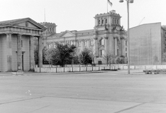 Germany, Berlin, Kelet-Berlin, a berlini fal a Brandenburgi kapu mellett, háttérben a Reichstag épülete., 1965, Fortepan, Renaissance Revival, GDR, public building, parliament, Berlin Wall, East-Berlin, West Berlin, Paul Wallot-design, Fortepan #8273