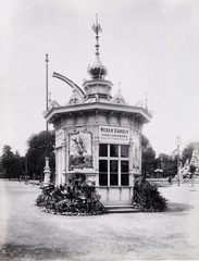 Magyarország, Városliget, Budapest XIV., "Millenniumi kiállítás: Virágárusító pavilon (Weber Károly virágpavilonja). A felvétel 1896-ban készült." A kép forrását kérjük így adja meg: Fortepan / Budapest Főváros Levéltára. Levéltári jelzet: HU.BFL.XV.19.d.1.09.081, 1900, Budapest Főváros Levéltára / Klösz György fényképei, Klösz György, virágárus, Budapest, Ezredéves Országos Kiállítás, Fortepan #82740