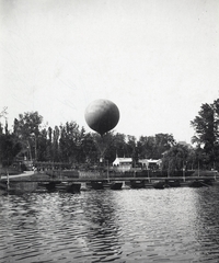 Magyarország, Városliget, Budapest XIV., "Millenniumi kiállítás: Hajóhíd és hőlégballon. A felvétel 1896-ban készült." A kép forrását kérjük így adja meg: Fortepan / Budapest Főváros Levéltára. Levéltári jelzet: HU.BFL.XV.19.d.1.09.086, 1900, Budapest Főváros Levéltára / Klösz György fényképei, Klösz György, híd, pontonhíd, hőlégballon, Budapest, Ezredéves Országos Kiállítás, Fortepan #82745