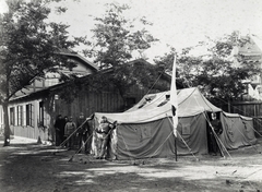 Magyarország, Városliget, Budapest XIV., "Millenniumi kiállítás: Katonai sátrak. A felvétel 1896-ban készült." A kép forrását kérjük így adja meg: Fortepan / Budapest Főváros Levéltára. Levéltári jelzet: HU.BFL.XV.19.d.1.09.091, 1900, Budapest Főváros Levéltára / Klösz György fényképei, Klösz György, katonaság, sátor, Budapest, Ezredéves Országos Kiállítás, Fortepan #82749