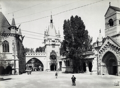 Magyarország, Városliget, Budapest XIV., "Millenniumi kiállítás: A Román stílusú épületcsoport. A felvétel 1896-ban készült." A kép forrását kérjük így adja meg: Fortepan / Budapest Főváros Levéltára. Levéltári jelzet: HU.BFL.XV.19.d.1.09.093, 1900, Budapest Főváros Levéltára / Klösz György fényképei, Klösz György, kapu, bélletes kapuzat, Budapest, Ezredéves Országos Kiállítás, Fortepan #82751