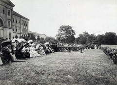 Magyarország, Budapest VIII., Orczy-kert, a Ludovika Akadémia ünnepsége a millennium alkalmával Ferenc József tiszteletére, a király a díszemelvényen áll. A felvétel 1896. június 12-én készült. A kép forrását kérjük így adja meg: Fortepan / Budapest Főváros Levéltára. Levéltári jelzet: HU.BFL.XV.19.d.1.09.143, 1900, Budapest Főváros Levéltára / Klösz György fényképei, Klösz György, Budapest, Fortepan #82800