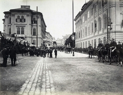 Magyarország, budai Vár, Budapest I., "Millenniumi kiállítás: A Szent Korona átvitele a Zsigmond kápolna feletti koronateremből a Mátyás templomba. A felvétel 1896. június 5-én készült." A kép forrását kérjük így adja meg: Fortepan / Budapest Főváros Levéltára. Levéltári jelzet: HU.BFL.XV.19.d.1.09.173, 1900, Budapest Főváros Levéltára / Klösz György fényképei, Klösz György, Budapest, Ezredéves Országos Kiállítás, Fortepan #82821