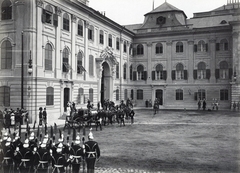 Magyarország, budai Vár, Budapest I., "Millenniumi kiállítás: A Szent Korona átvitele a Zsigmond kápolna feletti koronateremből a Mátyás templomba. A felvétel 1896. június 5-én készült." A kép forrását kérjük így adja meg: Fortepan / Budapest Főváros Levéltára. Levéltári jelzet: HU.BFL.XV.19.d.1.09.174, 1900, Budapest Főváros Levéltára / Klösz György fényképei, Klösz György, Budapest, Ezredéves Országos Kiállítás, Fortepan #82822