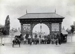 Magyarország, Budapest XIV., Ajtósi Dürer sor (István út), Székely kapu a Millenniumi kiállítás III. sz. kapuja (Néprajzi Falu). A felvétel 1896-ban készült. A kép forrását kérjük így adja meg: Fortepan / Budapest Főváros Levéltára. Levéltári jelzet: HU.BFL.XV.19.d.1.09.180, 1900, Budapest Főváros Levéltára / Klösz György fényképei, Klösz György, fedeles kapu, Budapest, Ezredéves Országos Kiállítás, Fortepan #82828