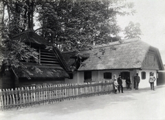 Magyarország, Városliget, Budapest XIV., Millenniumi kiállítás: Néprajzi falu, vend ház Vas megyéből. A felvétel 1896-ban készült. A kép forrását kérjük így adja meg: Fortepan / Budapest Főváros Levéltára. Levéltári jelzet: HU.BFL.XV.19.d.1.09.182, 1900, Budapest Főváros Levéltára / Klösz György fényképei, Klösz György, Budapest, Ezredéves Országos Kiállítás, népi építészet, parasztház, nádtető, léckerítés, Fortepan #82830