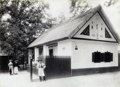 Magyarország, Városliget, Budapest XIV., "Millenniumi kiállítás: Temes megyei bolgár ház (Néprajzi Falu). A felvétel 1896-ban készült." A kép forrását kérjük így adja meg: Fortepan / Budapest Főváros Levéltára. Levéltári jelzet: HU.BFL.XV.19.d.1.09.183, 1900, Budapest Főváros Levéltára / Klösz György fényképei, Klösz György, Budapest, Ezredéves Országos Kiállítás, népi építészet, parasztház, nádtető, Fortepan #82831