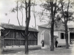 Magyarország, Városliget, Budapest XIV., "Millenniumi kiállítás: A Szeben megyei szász ház (Néprajzi Falu). A felvétel 1896-ban készült." A kép forrását kérjük így adja meg: Fortepan / Budapest Főváros Levéltára. Levéltári jelzet: HU.BFL.XV.19.d.1.09.186, 1900, Budapest Főváros Levéltára / Klösz György fényképei, Klösz György, Budapest, Ezredéves Országos Kiállítás, népi építészet, parasztház, kukoricagóré, Fortepan #82834