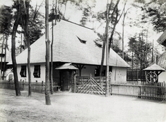 Magyarország, Városliget, Budapest XIV., "Millenniumi kiállítás: A Kolozs megyei kalotaszegi ház (Néprajzi Falu). A felvétel 1896-ban készült." A kép forrását kérjük így adja meg: Fortepan / Budapest Főváros Levéltára. Levéltári jelzet: HU.BFL.XV.19.d.1.09.188, 1900, Budapest Főváros Levéltára / Klösz György fényképei, Klösz György, Budapest, Ezredéves Országos Kiállítás, népi építészet, parasztház, zsindely, kerekeskút, Fortepan #82836