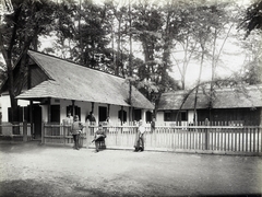 Magyarország, Városliget, Budapest XIV., "Millenniumi kiállítás: Jászapáti tájház (Néprajzi Falu). A felvétel 1896-ban készült." A kép forrását kérjük így adja meg: Fortepan / Budapest Főváros Levéltára. Levéltári jelzet: HU.BFL.XV.19.d.1.09.189, 1900, Budapest Főváros Levéltára / Klösz György fényképei, Klösz György, Budapest, Ezredéves Országos Kiállítás, tornác, népi építészet, parasztház, zsindely, udvar, Fortepan #82837