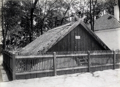 Magyarország, Városliget, Budapest XIV., "Millenniumi kiállítás: A községi minta-kórház jégverme. A felvétel 1896-ban készült." A kép forrását kérjük így adja meg: Fortepan / Budapest Főváros Levéltára. Levéltári jelzet: HU.BFL.XV.19.d.1.09.190, 1900, Budapest Főváros Levéltára / Klösz György fényképei, Klösz György, Budapest, Ezredéves Országos Kiállítás, népi építészet, nádtető, Fortepan #82838