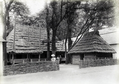 Magyarország, Városliget, Budapest XIV., Millenniumi kiállítás: Néprajzi falu, rutén ház Bereg megyéből. A felvétel 1896-ban készült. A kép forrását kérjük így adja meg: Fortepan / Budapest Főváros Levéltára. Levéltári jelzet: HU.BFL.XV.19.d.1.09.191, 1900, Budapest Főváros Levéltára / Klösz György fényképei, Klösz György, Budapest, Ezredéves Országos Kiállítás, népi építészet, parasztház, fonott kerítés, boronafal, Fortepan #82839