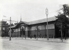 Magyarország, Városliget, Budapest XIV., "Millenniumi kiállítás: A Közlekedésügyi csarnokhoz kapcsolódó Járművek csarnoka. A felvétel 1896-ban készült." A kép forrását kérjük így adja meg: Fortepan / Budapest Főváros Levéltára. Levéltári jelzet: HU.BFL.XV.19.d.1.09.193, 1900, Budapest Főváros Levéltára / Klösz György fényképei, Klösz György, Budapest, Ezredéves Országos Kiállítás, Fortepan #82841