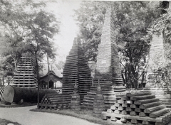 Magyarország, Városliget, Budapest XIV., "Millenniumi kiállítás: Az Építészeti pavilon melletti farönkök. A felvétel 1896-ban készült." A kép forrását kérjük így adja meg: Fortepan / Budapest Főváros Levéltára. Levéltári jelzet: HU.BFL.XV.19.d.1.09.201, 1900, Budapest Főváros Levéltára / Klösz György fényképei, Klösz György, Budapest, Ezredéves Országos Kiállítás, Fortepan #82849