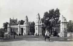 Magyarország, Városliget, Budapest XIV., a Millenniumi kiállítás I. főkapuja az Andrássy út végénél. A felvétel 1896-ban készült. A kép forrását kérjük így adja meg: Fortepan / Budapest Főváros Levéltára. Levéltári jelzet: 
HU.BFL.XV.19.d.1.10.002, 1900, Budapest Főváros Levéltára / Klösz György fényképei, Klösz György, Budapest, Ezredéves Országos Kiállítás, Fortepan #82851