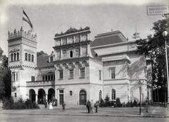 Magyarország, Városliget, Budapest XIV., "Millenniumi kiállítás: Pénzintézetek pavilonja. A felvétel 1896-ban készült." A kép forrását kérjük így adja meg: Fortepan / Budapest Főváros Levéltára. Levéltári jelzet: HU.BFL.XV.19.d.1.10.019, 1900, Budapest Főváros Levéltára / Klösz György fényképei, Klösz György, zászló, Budapest, Ezredéves Országos Kiállítás, Fortepan #82868