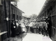 Magyarország, Budapest XIV., Gizella út, a Millenniumi kiállítás látogatóinak elszállásolására épült barakktelep. Ebédidő a barakkok között. A felvétel 1896-ban készült. A kép forrását kérjük így adja meg: Fortepan / Budapest Főváros Levéltára. Levéltári jelzet: HU.BFL.XV.19.d.1.10.027, 1900, Budapest Főváros Levéltára / Klösz György fényképei, Klösz György, Budapest, Ezredéves Országos Kiállítás, Fortepan #82876