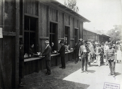 Magyarország, Budapest XIV., Gizella út, a Millenniumi kiállítás látogatóinak elszállásolására épült barakktelep, ebédosztás. A felvétel 1896-ban készült. A kép forrását kérjük így adja meg: Fortepan / Budapest Főváros Levéltára. Levéltári jelzet: HU.BFL.XV.19.d.1.10.032, 1900, Budapest Főváros Levéltára / Klösz György fényképei, Klösz György, Budapest, Ezredéves Országos Kiállítás, Fortepan #82881