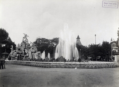 Magyarország, Városliget, Budapest XIV., Millenniumi kiállítás: Mátrai Lajos György szobrászművész alkotása, a Sió tündér regéje szoborcsoport és szökőkút. A felvétel 1896-ban készült. A kép forrását kérjük így adja meg: Fortepan / Budapest Főváros Levéltára. Levéltári jelzet: HU.BFL.XV.19.d.1.10.037, 1900, Budapest Főváros Levéltára / Klösz György fényképei, Klösz György, szökőkút, Budapest, Ezredéves Országos Kiállítás, Fortepan #82885