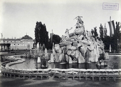 Magyarország, Városliget, Budapest XIV., Millenniumi kiállítás: Mátrai Lajos György szobrászművész alkotása, a Sió tündér regéje szoborcsoport és szökőkút, balra az Iparcsarnok. A felvétel 1896-ban készült. A felvétel 1896-ban készült. A kép forrását kérjük így adja meg: Fortepan / Budapest Főváros Levéltára. Levéltári jelzet: HU.BFL.XV.19.d.1.10.057, 1900, Budapest Főváros Levéltára / Klösz György fényképei, Klösz György, szökőkút, zászló, Budapest, Ezredéves Országos Kiállítás, Christian Ulrich-terv, Fortepan #82899