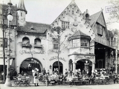 Magyarország, Városliget, Budapest XIV., a millenniumi ünnepségek alkalmával létrehozott új szórakoztató negyed, az Ős-Budavára. A Pilseni sörcsarnok és személyzete. A felvétel 1896-ban készült. A kép forrását kérjük így adja meg: Fortepan / Budapest Főváros Levéltára. Levéltári jelzet: HU.BFL.XV.19.d.1.10.063, 1900, Budapest Főváros Levéltára / Klösz György fényképei, Klösz György, népviselet, Budapest, Ezredéves Országos Kiállítás, Fortepan #82904