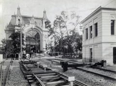 Magyarország, Városliget, Budapest XIV., a millenniumi kiállításra épített Közlekedési csarnok északi bejárata a Zichy Mihály út felől nézve. A felvétel 1896-ban készült. A kép forrását kérjük így adja meg: Fortepan / Budapest Főváros Levéltára. Levéltári jelzet: HU.BFL.XV.19.d.1.10.111, 1900, Budapest Főváros Levéltára / Klösz György fényképei, Klösz György, MÁV, pályaudvar, Budapest, Ezredéves Országos Kiállítás, Fortepan #82946