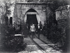 Magyarország, Városliget, Budapest XIV., "Millenniumi kiállítás: Ferenc József küldöttséggel távozik a Littkei pezsgőgyár pavilonjából. A felvétel 1896-ban készült." A kép forrását kérjük így adja meg: Fortepan / Budapest Főváros Levéltára. Levéltári jelzet: HU.BFL.XV.19.d.1.10.136, 1900, Budapest Főváros Levéltára / Klösz György fényképei, Klösz György, híres ember, pezsgő, Budapest, Ezredéves Országos Kiállítás, Fortepan #82970