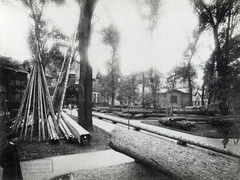 Magyarország, Városliget, Budapest XIV., "Millenniumi kiállítás: Hatalmas farönkök fotója (Erdészeti pavilon mellett). A felvétel 1896-ban készült." A kép forrását kérjük így adja meg: Fortepan / Budapest Főváros Levéltára. Levéltári jelzet: HU.BFL.XV.19.d.1.10.213, 1900, Budapest Főváros Levéltára / Klösz György fényképei, Klösz György, farönk, Budapest, Ezredéves Országos Kiállítás, Fortepan #83047