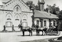 Magyarország, Vácrátót, Vigyázó Sándor gróf kastélyának udvara négyes fogattal. A felvétel 1895-1899 között készült. A kép forrását kérjük így adja meg: Fortepan / Budapest Főváros Levéltára. Levéltári jelzet: HU.BFL.XV.19.d.1.11.102, 1900, Budapest Főváros Levéltára / Klösz György fényképei, Klösz György, fogat, négyesfogat, huszártorony, kocsis, Fortepan #83194