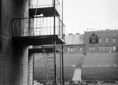 Magyarország, Szeged, a Dóm tér a szabadtéri színpaddal, háttérben az egyetem épülete., 1961, Fortepan, nézőtér, zenélő óra, Fortepan #8323