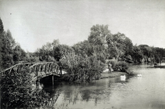 Magyarország, Nádasdladány, a Nádasdy-kastély parkja. A felvétel 1895-1899 között készült. A kép forrását kérjük így adja meg: Fortepan / Budapest Főváros Levéltára. Levéltári jelzet: HU.BFL.XV.19.d.1.12.025, 1900, Budapest Főváros Levéltára / Klösz György fényképei, Klösz György, tó, fahíd, hattyú, Fortepan #83329