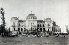 Magyarország, Tóalmás, Beretvás Endre kastélya (Andrássy-kastély) a park felől nézve. A felvétel 1895-1899 között készült. A kép forrását kérjük így adja meg: Fortepan / Budapest Főváros Levéltára. Levéltári jelzet: HU.BFL.XV.19.d.1.12.033, 1900, Budapest Főváros Levéltára / Klösz György fényképei, Klösz György, virágágyás, kastély, Fortepan #83337